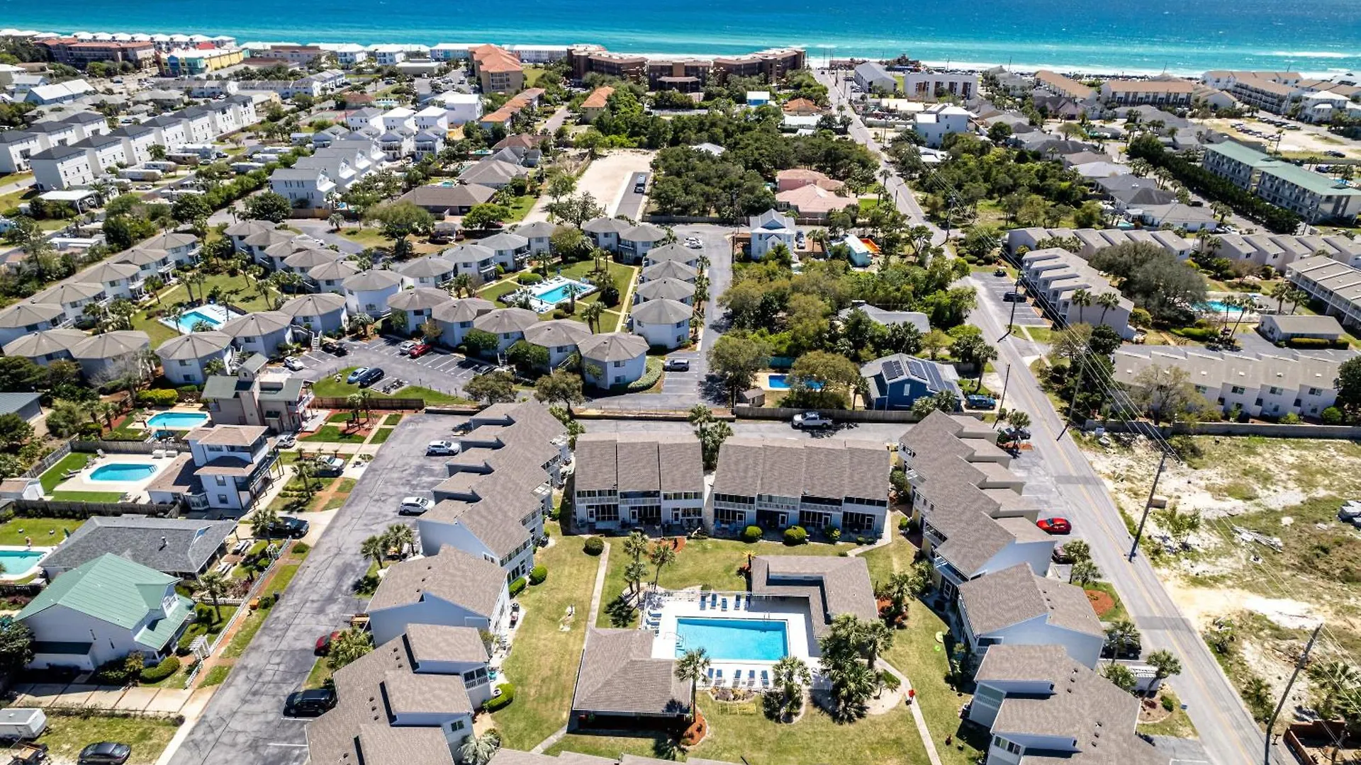 Sandprints A8- By Holiday Isle Properties Destin Apartment